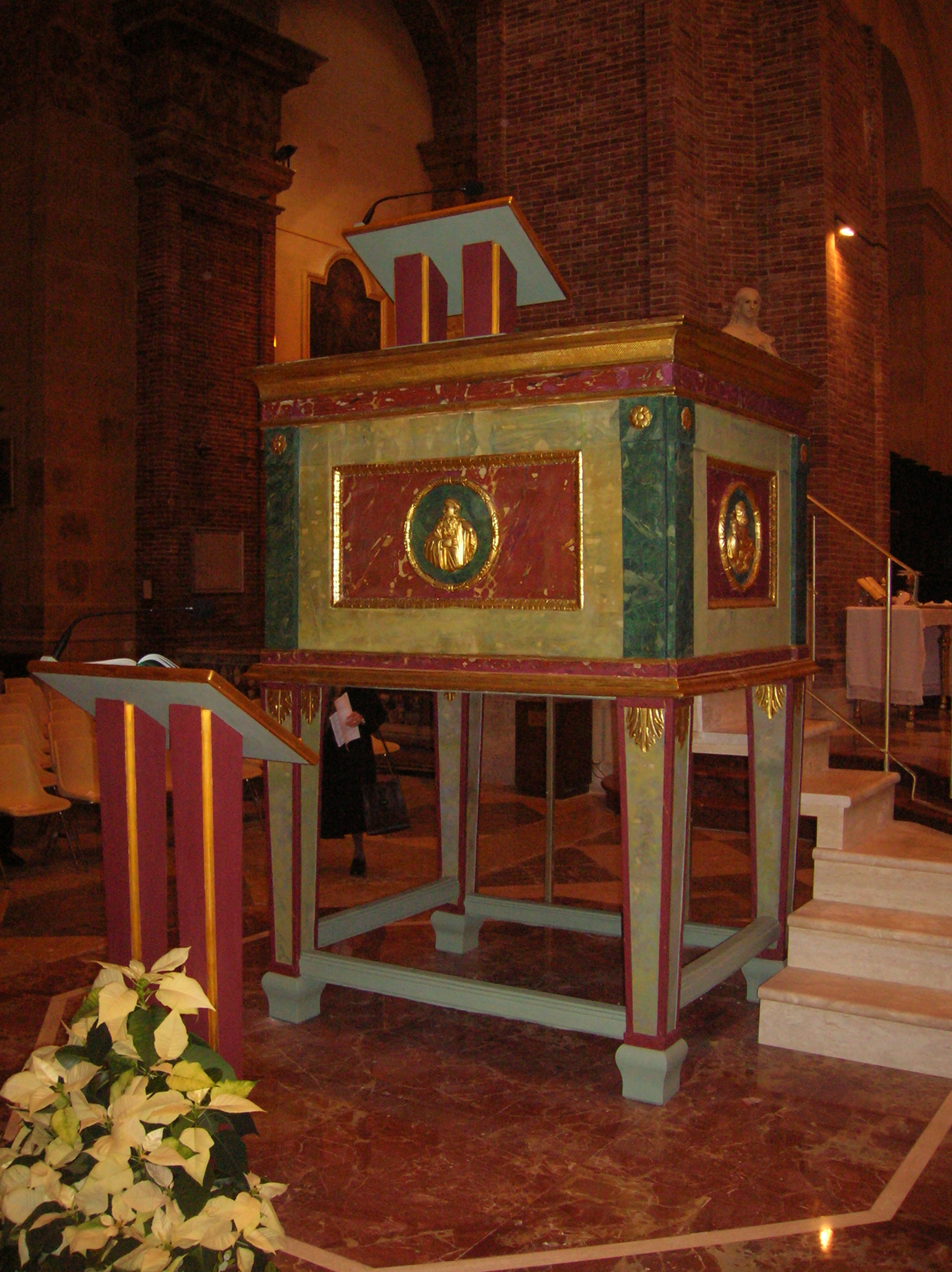 Fasi di restauro Ambone del 700,in legno con effetto marmo. Chiesa Madre